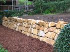 Terrassierung mit einer Trockensteinmauer aus Kalkstein